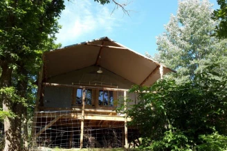 Camping La Rochelambert 4*, Camping 4* à Saint Paulien (Haute Loire) - Location Tente équipée pour 4 personnes - Photo N°1