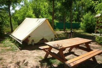 Camping du Lac de Cormoranche 4*, Camping 4* à Cormoranche sur Saône (Ain) - Location Cabane pour 2 personnes - Photo N°1