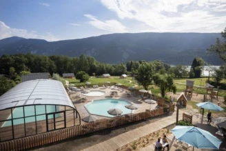 Camping Huttopia Lac d'Aiguebelette 4*, Camping 4* à Saint Alban de Montbel (Savoie) - Location Chalet pour 6 personnes - Photo N°2