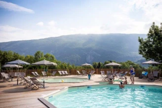 Camping Huttopia Lac d'Aiguebelette 4*, Camping 4* à Saint Alban de Montbel (Savoie) - Location Chalet pour 6 personnes - Photo N°3