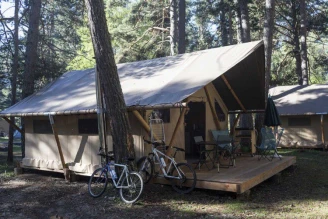 Camping Huttopia Lac d'Aiguebelette 4*, Camping 4* à Saint Alban de Montbel (Savoie) - Location Tente équipée pour 5 personnes - Photo N°1