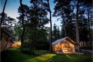 Camping Huttopia Lac de Serre Ponçon, Camping à Ubaye (Alpes de Haute Provence) - Location Tente équipée pour 5 personnes - Photo N°1