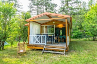 Camping Le Clot du Jay en Provence 3*, Camping 3* à Clamensane (Alpes de Haute Provence) - Location Chalet pour 5 personnes - Photo N°1