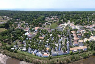 Camping Le Maine 4*, Camping 4* à Grand Village Plage (Charente Maritime) - Location Mobil Home pour 4 personnes - Photo N°2