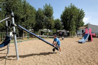 Camping Le Maine 4*, Camping 4* à Grand Village Plage (Charente Maritime) - Location Mobil Home pour 4 personnes - Photo N°3