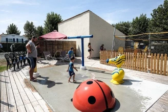Camping Le Maine 4*, Camping 4* à Grand Village Plage (Charente Maritime) - Location Mobil Home pour 4 personnes - Photo N°7