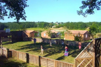 Camping Les Chalets de Dordogne 3*, Camping 3* à Razac d'Eymet (Dordogne) - Location Chalet pour 4 personnes - Photo N°5