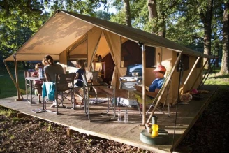 Camping Huttopia Les Châteaux 3*, Camping 3* à Bracieux (Loir et Cher) - Location Tente équipée pour 4 personnes - Photo N°1