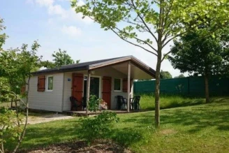 Camping Les Coteaux Du Lac 4*, Camping 4* à Chemillé sur Indrois (Indre et Loire) - Location Chalet pour 4 personnes - Photo N°1