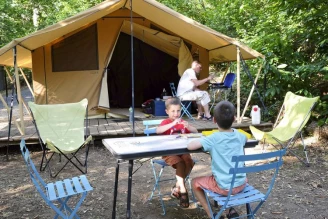 Camping Huttopia Royat 4*, Camping 4* à Royat (Puy de Dôme) - Location Tente équipée pour 4 personnes