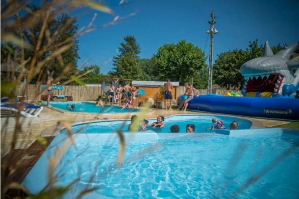 Camping Family des Issoux d'Ardeche 4*, Camping 4* à Lalevade d'Ardèche (Ardèche) - Location Mobil Home pour 4 personnes - Photo N°2