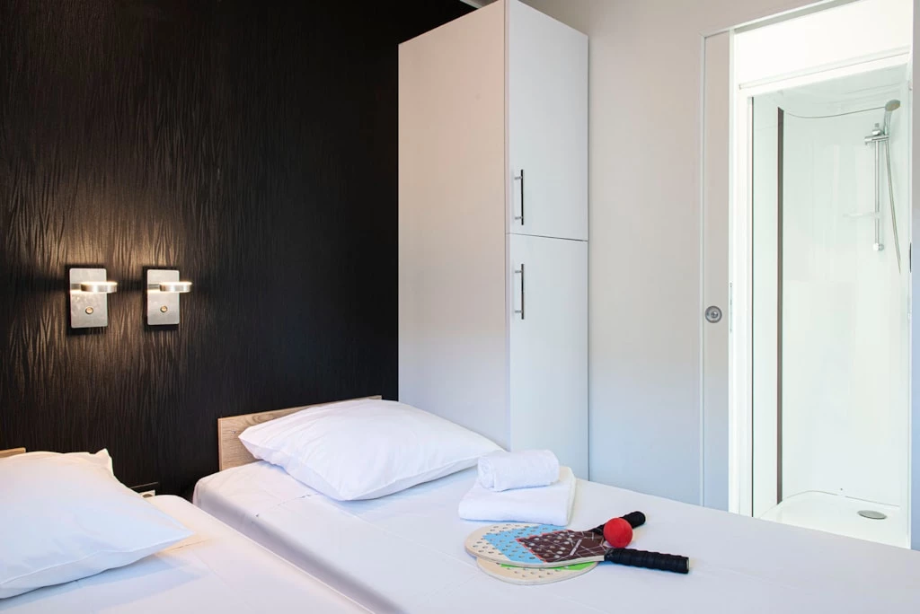 Camping les Mûriers 4*, Camping 4* à Vendres Plage (Hérault) - Location Chalet pour 4 personnes - Photo N°13
