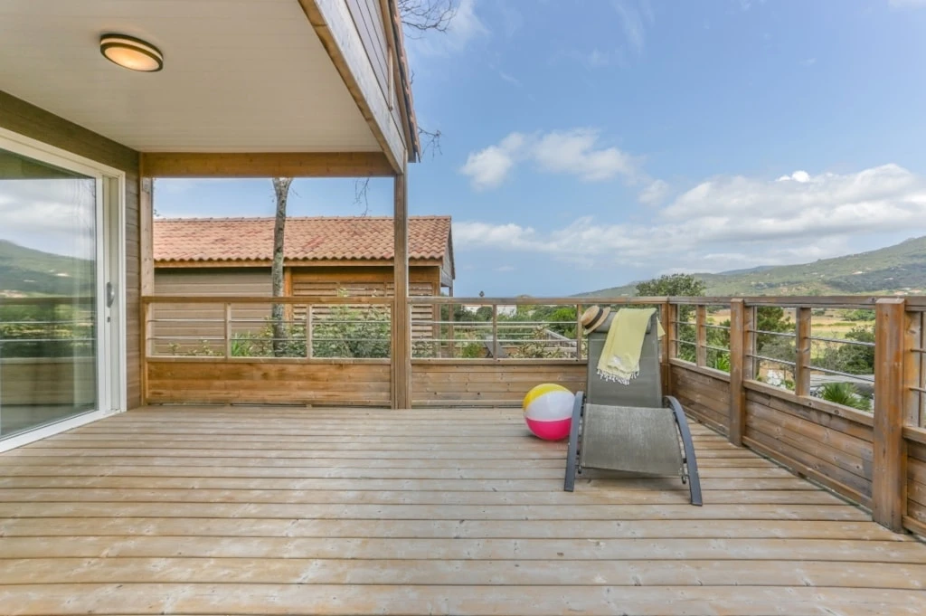 Camping Le Colomba - 4*, Camping 4* à Olmeto (Corse du Sud) - Location Chalet pour 6 personnes - Photo N°2