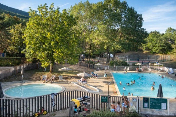 Camping Huttopia Divonne les Bains 3*, Camping 3* à Divonne les Bains (Ain) - Location Tente équipée pour 4 personnes - Photo N°2