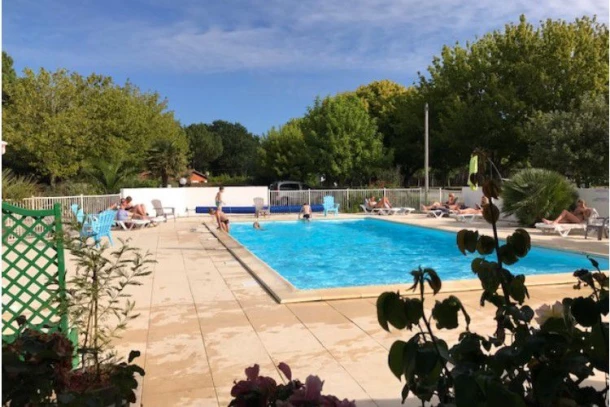 Camping La Chesnays 4* , Camping 4* à Vendays Montalivet (Gironde) - Location Chalet pour 6 personnes - Photo N°3