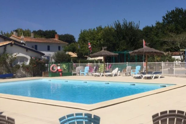 Camping La Chesnays 4* , Camping 4* à Vendays Montalivet (Gironde) - Location Chalet pour 6 personnes - Photo N°4