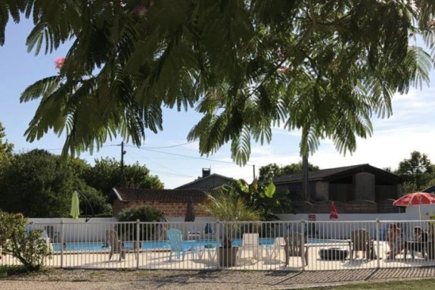 Camping La Chesnays 4* , Camping 4* à Vendays Montalivet (Gironde) - Location Chalet pour 6 personnes - Photo N°5