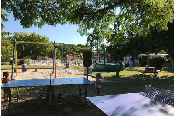 Camping La Chesnays 4* , Camping 4* à Vendays Montalivet (Gironde) - Location Chalet pour 6 personnes - Photo N°9