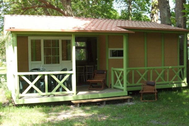 Camping La Chesnays 4* , Camping 4* à Vendays Montalivet (Gironde) - Location Chalet pour 6 personnes - Photo N°1