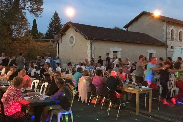 Camping La Cigaline 3*, Camping 3* à Montpon Ménestérol (Dordogne) - Location Tente équipée pour 5 personnes - Photo N°9