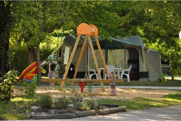 Camping La Cigaline 3*, Camping 3* à Montpon Ménestérol (Dordogne) - Location Tente équipée pour 5 personnes - Photo N°13