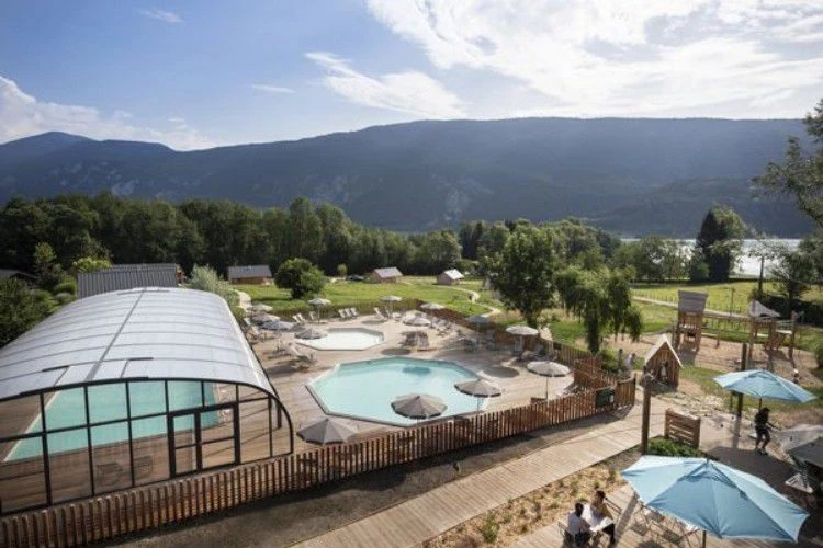 Camping Huttopia Lac d'Aiguebelette 4*, Camping 4* à Saint Alban de Montbel (Savoie) - Location Tente équipée pour 5 personnes - Photo N°2