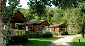 Camping Au Bois de Calais 3*, Camping 3* à Corrèze (Corrèze) - Location Chalet pour 4 personnes - Photo N°2