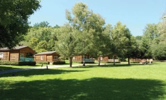 Camping Au Bois de Calais 3*, Camping 3* à Corrèze (Corrèze) - Location Chalet pour 4 personnes - Photo N°4