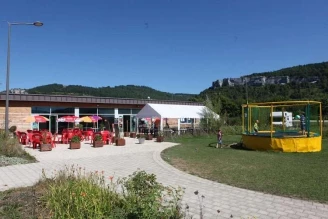 Camping Ecologique La Roche d'Ully 4*, Camping 4* à Ornans (Doubs) - Location Chalet pour 4 personnes - Photo N°2