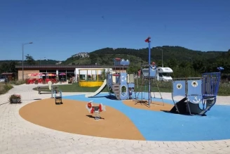 Camping Ecologique La Roche d'Ully 4*, Camping 4* à Ornans (Doubs) - Location Chalet pour 4 personnes - Photo N°3