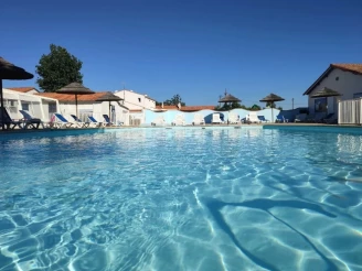 Camping Les Violettes 4*, Camping 4* à La Faute sur Mer (Vendée) - Location Chalet pour 6 personnes - Photo N°2