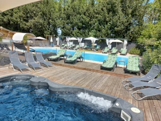, Camping 4* à Noves (Bouches du Rhône) - Location Tente équipée pour 4 personnes - Photo N°4