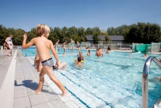 Camping Le Parc de Vaux 3*, Camping 3* à Ambrières les Vallées (Mayenne) - Location Chalet pour 4 personnes - Photo N°5