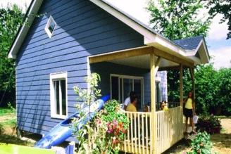 Camping Le Parc de Vaux 3*, Camping 3* à Ambrières les Vallées (Mayenne) - Location Chalet pour 4 personnes - Photo N°6