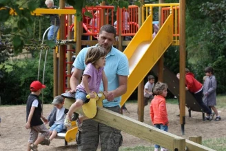 Camping Le Parc de Vaux 3*, Camping 3* à Ambrières les Vallées (Mayenne) - Location Chalet pour 4 personnes - Photo N°8