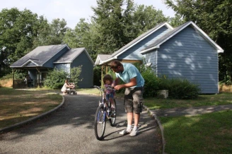 Camping Le Parc de Vaux 3*, Camping 3* à Ambrières les Vallées (Mayenne) - Location Chalet pour 4 personnes - Photo N°21
