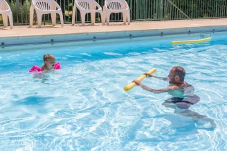 Camping Les Prés Hauts 4*, Camping 4* à Sisteron (Alpes de Haute Provence) - Location Mobil Home pour 4 personnes - Photo N°4