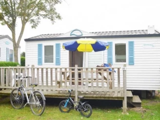 Camping Le Pavillon Bleu 3*, Camping 3* à L'Aiguillon sur Mer (Vendée) - Location Mobil Home pour 4 personnes - Photo N°1