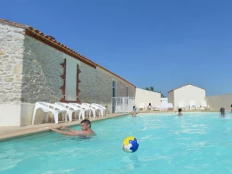 Camping Le Pavillon Bleu 3*, Camping 3* à L'Aiguillon sur Mer (Vendée) - Location Mobil Home pour 4 personnes - Photo N°4