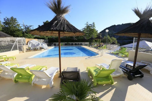 Camping Aloha Plage 4*, Camping 4* à Sampzon (Ardèche) - Location Mobil Home pour 6 personnes - Photo N°2