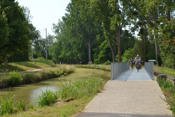 Camping Canal de Berry 3*, Camping à Saint Amand Montrond (Cher) - Location Tente équipée pour 2 personnes - Photo N°6