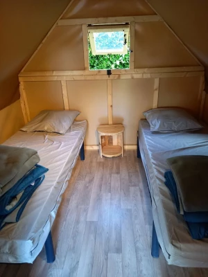Camping Canal de Berry 3*, Camping à Saint Amand Montrond (Cher) - Location Tente équipée pour 2 personnes - Photo N°9