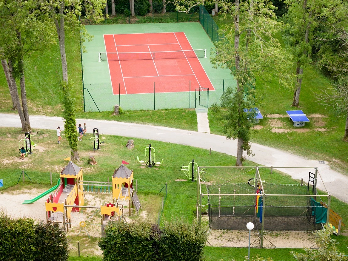 Tennis et jeux pour les enfants au Camping Country Park Les Etangs Fleuris