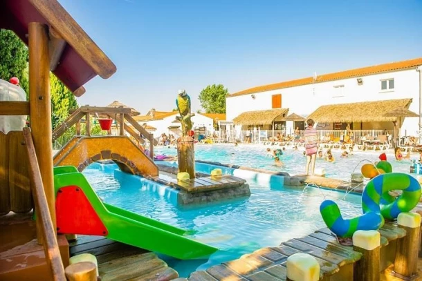 Camping Les Embruns d'Oléron 4*, Camping 4* à Le Château d'Oléron (Charente Maritime) - Location Tente équipée pour 5 personnes - Photo N°2