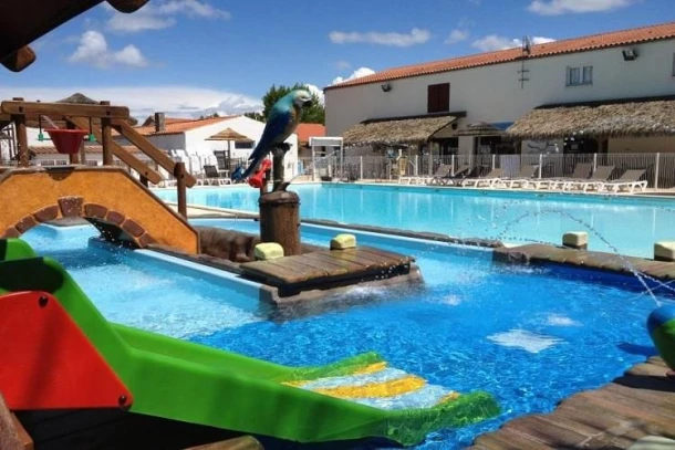 Camping Les Embruns d'Oléron 4*, Camping 4* à Le Château d'Oléron (Charente Maritime) - Location Tente équipée pour 5 personnes - Photo N°7