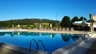 Camping de Matour 3*, Camping 3* à Matour (Saône et Loire) - Location Chalet pour 6 personnes - Photo N°3