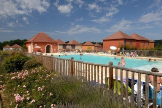 , Camping 3* à Prayssac (Lot) - Location Villa pour 4 personnes - Photo N°3