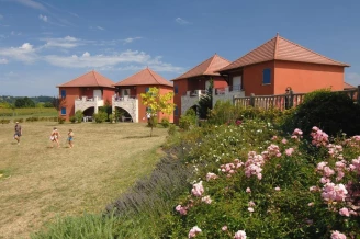 , Camping 3* à Prayssac (Lot) - Location Villa pour 4 personnes - Photo N°4