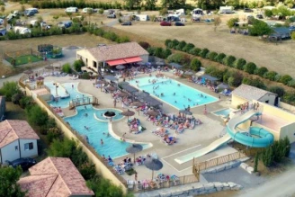 Camping Les Arches 4*, Camping 4* à Saint Jean le Centenier (Ardèche) - Location Chalet pour 5 personnes - Photo N°2