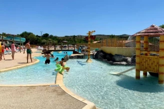 Camping Les Arches 4*, Camping 4* à Saint Jean le Centenier (Ardèche) - Location Chalet pour 5 personnes - Photo N°3